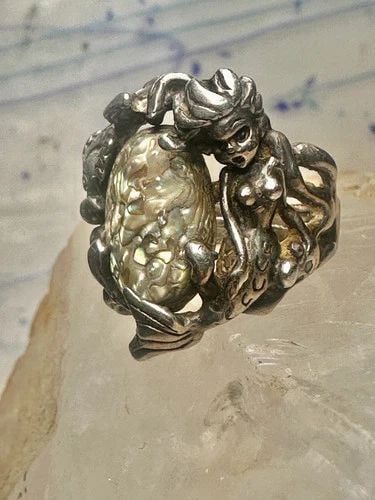 MERMAID RING ABALONE FISH OCEAN SIZE 5 STERLING SILVER WOMEN: MERMAID RING ABALONE FISH OCEAN SIZE 5 STERLING SILVER WOMEN Mermaid ring abalone fish ocean size 5 sterling silver women Size 5 Weight 10.8g Length 1" Width 7/8" Band in the back 3/16"