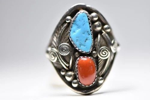 TURQUOISE RING CORAL BAND STERLING SILVER WOMEN MEN SIZE 10.75: TURQUOISE RING CORAL BAND STERLING SILVER WOMEN MEN SIZE 10.75 Turquoise ring Coral band sterling silver women men Turquoise and coral chips Size 10.75 Weight 12.5g Widest part of band 1 1/4" Thinnest