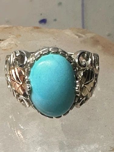 BLACK HILLS GOLD RING SIZE 8 TURQUOISE LEAVES BAND STERLING SILVER 12K WOMEN: BLACK HILLS GOLD RING SIZE 8 TURQUOISE LEAVES BAND STERLING SILVER 12K WOMEN Black Hills Gold ring size 8 turquoise leaves band sterling silver 12K women Size 8 Weight 5.7g Length 1/2" Width 3/8" Thin