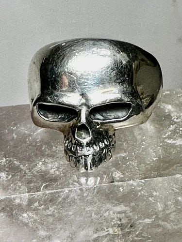 SKULL RING SIZE 14 BIKER BAND STERLING SILVER MEN: SKULL RING SIZE 14 BIKER BAND STERLING SILVER MEN Skull ring size 14 biker band sterling silver men Size 14 Weight. 18.7g Width 15/16" Thinnest part of band 3/16"