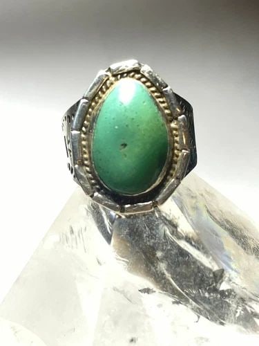 TURQUOISE RING SIZE 11 LONG NAVAJO SOUTHWEST NATIVE AMERICAN STERLING SILVER WO: TURQUOISE RING SIZE 11 LONG NAVAJO SOUTHWEST NATIVE AMERICAN STERLING SILVER WO Turquoise ring long southwest sterling silver women men Size 11 Weight 9.3g Length. 1" Width 3/4" Thinnest part of band 