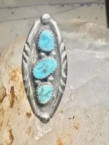 LONG NAVAJO RING TURQUOISE SIZE 5.5 VINTAGE STERLING SILVER SOUTHWEST WOMEN: LONG NAVAJO RING TURQUOISE SIZE 5.5 VINTAGE STERLING SILVER SOUTHWEST WOMEN Navajo ring Turquoise Size 5.5 Vintage Sterling Silver Southwest women Size 5.5 Weight 7.5g Length 1 5/32" Width 5/8" Free F