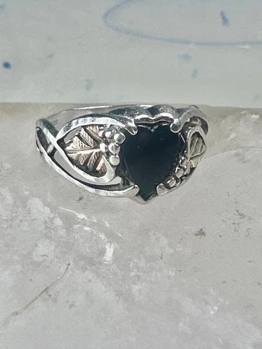 BLACK HILLS GOLD RING HEART BAND ONYX BAND SIZE 7.25 STERLING SILVER WOMEN: BLACK HILLS GOLD RING HEART BAND ONYX BAND SIZE 7.25 STERLING SILVER WOMEN Black Hills Gold ring heart band onyx band size 7.25 sterling silver women Size 7.25 Weight 2.9g Widest 3/8" Thinnest part of