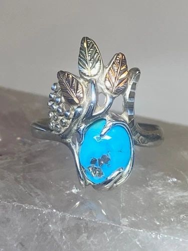 BLACK HILLS GOLD RING SIZE 7.75 TURQUOISE LEAVES STERLING SILVER WOMEN GIRLS: BLACK HILLS GOLD RING SIZE 7.75 TURQUOISE LEAVES STERLING SILVER WOMEN GIRLS Black Hills Gold ring turquoise leaves sterling silver women girls Size 7.75 Weight 4g Length. 7/8" Width 1/2" Thinnest par