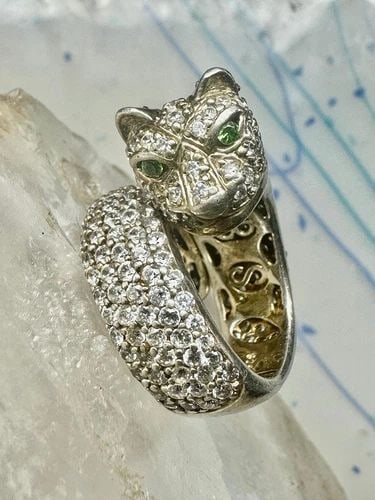 SONIA BITTON RING BIG CAT CZ GREEN EYES BAND SIZE 5.7 STERLING SILVER WOMEN GIRL: SONIA BITTON RING BIG CAT CZ GREEN EYES BAND SIZE 5.7 STERLING SILVER WOMEN GIRL Sonia Bitton ring Big cat CZ green eyes band size 5.7 sterling silver women girls Size 5.75 Weight 16.7 Width 3/4" Band