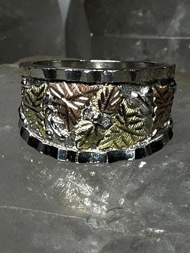 LEAF RING FLORAL WEDDING BAND SIZE 12.75 STERLING SILVER WOMEN MEN: LEAF RING FLORAL WEDDING BAND SIZE 12.75 STERLING SILVER WOMEN MEN Leaf ring floral wedding band size 12.75 sterling silver women men Size 12.75 Weight. 12.6g Widest part of band 1/2" Thinnest part of