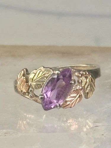 BLACK HILLS GOLD RING AMETHYST LEAVES SIZE 6.75 STERLING SILVER WOMEN GIRLS: BLACK HILLS GOLD RING AMETHYST LEAVES SIZE 6.75 STERLING SILVER WOMEN GIRLS Black Hills Gold ring amethyst leaves size 6.75 sterling silver women girls Size. 6.75 Weight 2,7g Width. 3/8" Thinnest part
