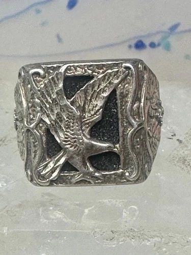 BLACK HILLS RING EAGLE ONYX LEAVES BAND SIZE 10.50 STERLING SILVER WOMEN MEN: BLACK HILLS RING EAGLE ONYX LEAVES BAND SIZE 10.50 STERLING SILVER WOMEN MEN Black Hills ring Eagle onyx leaves band size 10.50 sterling silver women men Size 10.50 Weight 12.5g Length 5/8" Width 5/8"