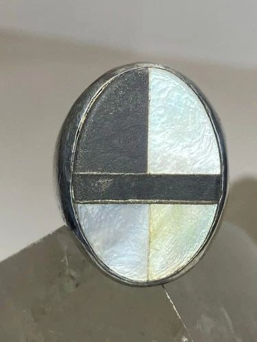ZUNI RING BLACK MATTE STONE MOP SOUTHWEST STERLING SILVER WOMEN MEN: ZUNI RING BLACK MATTE STONE MOP SOUTHWEST STERLING SILVER WOMEN MEN Zuni ring black matte stone MOP southwest sterling silver women men Size 7.75 Weight 15.3g length. 1" Width 3/4" Thinnest part 3/16"