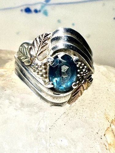 BLACK HILLS GOLD RING SIZE 6.75 BLUE BAND STERLING SILVER BAND WOMEN: BLACK HILLS GOLD RING SIZE 6.75 BLUE BAND STERLING SILVER BAND WOMEN Black Hills Gold ring size 6.75 blue band sterling silver band women Size 6.75 Weight 4.5g Width 3/4" Thinnest part of band in back