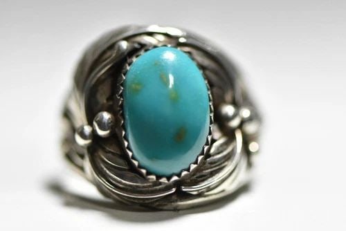 NAVAJO RING TURQUOISE LEAVES STERLING SILVER WOMEN MEN SIZE 11: NAVAJO RING TURQUOISE LEAVES STERLING SILVER WOMEN MEN SIZE 11 Navajo ring Turquoise Leaves Sterling Silver women men Size 11 Between a Size 11 and Size 11.25 Weight 8.3g Widest part of ring . 3/4" Th