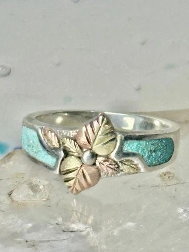 BLACK HILLS RING TURQUOISE BAND STERLING SILVER SIZE 8.75 WOMEN: BLACK HILLS RING TURQUOISE BAND STERLING SILVER SIZE 8.75 WOMEN Black Hills Ring turquoise chip band sterling silver size 8.75 women Size 8.75 Weight 4.8g Width 1/2" Band in Back 1/8"