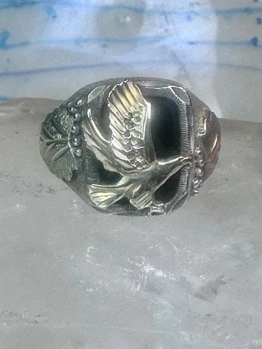 BLACK HILLS GOLD RING EAGLE BAND ONYX LEAVES SIZE 12 STERLING SILVER WOMEN MEN: BLACK HILLS GOLD RING EAGLE BAND ONYX LEAVES SIZE 12 STERLING SILVER WOMEN MEN Black Hills Gold ring eagle onyx band leaves size 12 sterling silver women men Size 12 Weight. 7.8g Length 5/8" Width 1/2