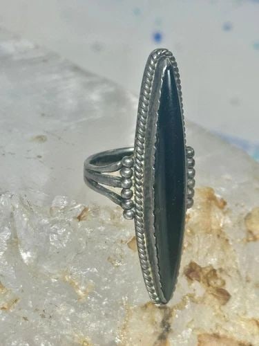 LONG ONYX RING SOUTHWEST SIZE 4.75 STERLING SILVER WOMEN: LONG ONYX RING SOUTHWEST SIZE 4.75 STERLING SILVER WOMEN Long Onyx Ring southwest size 4.75 sterling silver women Size 8.6g Weight 10.5g Length 1 3/4" Width 3/8" Band in Back 3/16"