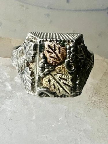 BLACK HILLS GOLD RING BAND SIZE 10.75 STERLING SILVER WOMEN MEN: BLACK HILLS GOLD RING BAND SIZE 10.75 STERLING SILVER WOMEN MEN Black Hills Gold ring band size 10.75 sterling silver women men Size 10.75 Between a size 10.75 and a size 11 Weight 6.9g Length 5/8" Wi