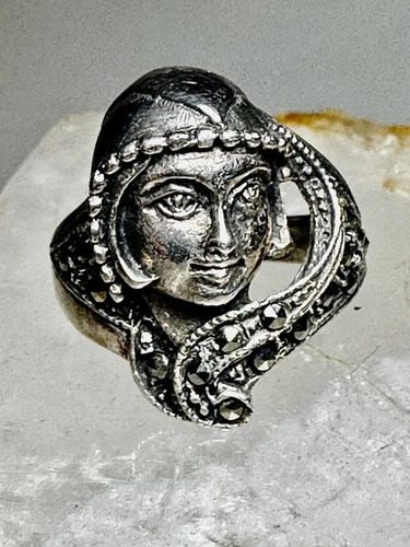 FACE RING SIZE 6.25 STERLING SILVER ART DECO STYLE BOHO WOMEN: FACE RING SIZE 6.25 STERLING SILVER ART DECO STYLE BOHO WOMEN Face ring size 6.25 sterling silver Art Deco style Boho women Size 6.25 Between a size 6.25. and a size 6.50 Weight 4.8g Length 3/4" Width
