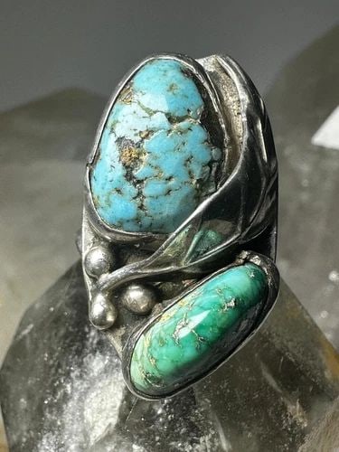 NAVAJO RING TURQUOISE BAND SIZE 6.25 STERLING SILVER WOMEN: NAVAJO RING TURQUOISE BAND SIZE 6.25 STERLING SILVER WOMEN Navajo ring Turquoise band size 6.25 sterling silver women Size 6.25 Between a size 6.25 and a size 6.50 Weight. 14.3g Length 1 1/4" Width 3/