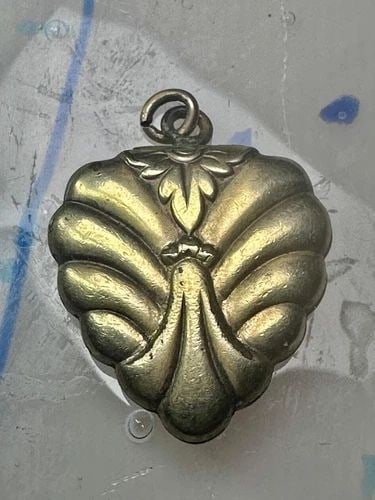 ART DECO HEART GOLD FILLED VALENTINE DAY LOCKET 1/20 12 K GF WOMEN: ART DECO HEART GOLD FILLED VALENTINE DAY LOCKET 1/20 12 K GF WOMEN Art Deco Heart Valentine DayLocket 1/20 12 K GF women Signed look at photo Hard to read Length 7/8" Width 7/8"