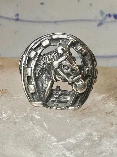 HORSE RING HORSESHOE BAND SOUTHWESTERN SIZE 5 COWGIRL PINKY STERLING SILVER WOME: HORSE RING HORSESHOE BAND SOUTHWESTERN SIZE 5 COWGIRL PINKY STERLING SILVER WOME Horse ring horseshoe band southwestern size 5 cowgirl pinky sterling silver women Size 5 Weight 8.5g Length 3/4" Width 