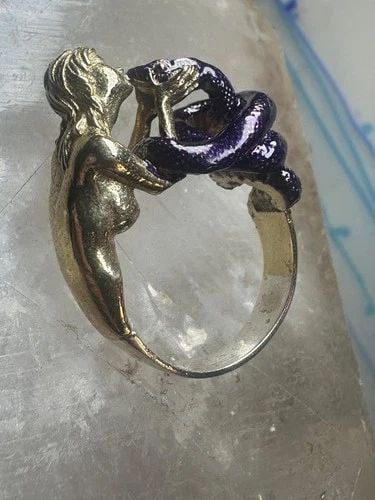 FIGURATIVE RING NAKED LADY HOLDING SNAKE BAND SIZE 7 STERLING SILVER WOMEN: FIGURATIVE RING NAKED LADY HOLDING SNAKE BAND SIZE 7 STERLING SILVER WOMEN Figurative ring naked lady holding snake band size 7 sterling silver women Unknown overlay over sterling silver 925 Size 7 We