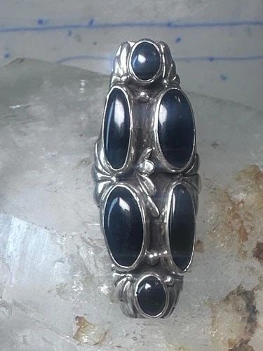 VINTAGE ONYX RING LONG SOUTHWESTERN SIZE 6.75 STERLING SILVER WOMEN: VINTAGE ONYX RING LONG SOUTHWESTERN SIZE 6.75 STERLING SILVER WOMEN Vintage onyx ring Long Southwestern size 6.75 Sterling silver women Size 6.7 Weight.16.2g Length. 1 7/8" Width 3/4" Thinnest part of
