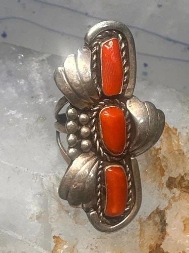 NAVAJO LONG RING CORAL SIZE 5.5 STERLING SILVER WOMEN: NAVAJO LONG RING CORAL SIZE 5.5 STERLING SILVER WOMEN Navajo long ring coral size 5.5 sterling silver women Size 5.5 Weight 14.8g Length 2" Width 1" Thinnest part of band 3/16"