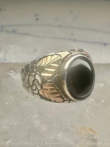 BLACK HILLS GOLD RING ONYX LEAVES BAND SIZE 11 STERLING SILVER WOMEN MEN: BLACK HILLS GOLD RING ONYX LEAVES BAND SIZE 11 STERLING SILVER WOMEN MEN Black Hills Gold ring onyx leaves band size 11 sterling silver women men Size 11 Weight 8.3g Length 5/8" Width 3/8" Band in the