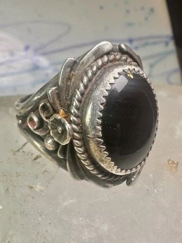 NAVAJO RING ONYX RING LEAVES SIZE 12.75 STERLING SILVER WOMEN MEN: NAVAJO RING ONYX RING LEAVES SIZE 12.75 STERLING SILVER WOMEN MEN Navajo ring onyx ring leaves size 12.75 sterling silver women men Solid band No issues - May have been resized Size 12.75 Weight 13.2g