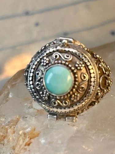 POISON RING TURQUOISE BOHO VINTAGE STERLING SILVER SIZE 9.25 WOMEN: POISON RING TURQUOISE BOHO VINTAGE STERLING SILVER SIZE 9.25 WOMEN Poison ring turquoise boho vintage sterling silver size 9.25 women The wire loop is missing . The locket lid closes tight Size 9.25 W