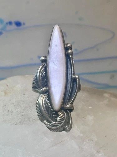 NAVAJO RING LONG MOTHER OF PEARL FEATHERS LEAVES SIZE 6 STERLING SILVER WOMEN: NAVAJO RING LONG MOTHER OF PEARL FEATHERS LEAVES SIZE 6 STERLING SILVER WOMEN Navajo ring long mother of pearl feathers leaves size 6 sterling silver women Size 6 Weight. 7.3g Length 1. 1/2" Width 5/8