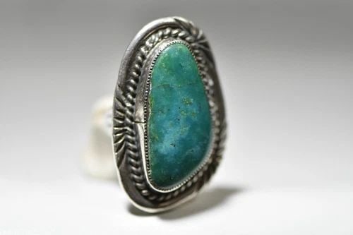 TURQUOISE RING SOUTHWEST TRIBAL STERLING SILVER WOMEN: TURQUOISE RING SOUTHWEST TRIBAL STERLING SILVER WOMEN Turquoise ring southwest tribal sterling silver women Stone with natural flaws size 5.25 Between a Size 5.25 and Size 5.50 weight 15.7g length of 