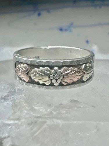 BLACK HILLS GOLD RING LEAVES FLORAL WEDDING BAND SIZE 12 STERLING MEN WOMEN: BLACK HILLS GOLD RING LEAVES FLORAL WEDDING BAND SIZE 12 STERLING MEN WOMEN Black Hills Gold ring leaves floral wedding band size 12 sterling men women Size 12 Weight 7.5g Width 1/4"