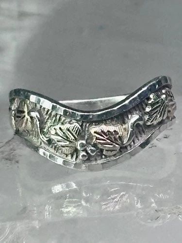 BLACK HILLS GOLD RING LEAVES WAVY BAND SIZE 8 STERLING SILVER WOMEN MEN: BLACK HILLS GOLD RING LEAVES WAVY BAND SIZE 8 STERLING SILVER WOMEN MEN Black Hills Gold Ring leaves wavy band size 8 sterling silver women men 12K over sterling silver leaves Size 8 Weight 5.8g Width
