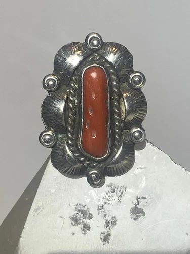 CORAL RING SIZE 6.50 NAVAJO LEAVES LONG STERLING SILVER WOMEN GIRLS: CORAL RING SIZE 6.50 NAVAJO LEAVES LONG STERLING SILVER WOMEN GIRLS Coral ring Navajo leaves long sterling silver women girls Coral has natural flaws Size 6.50 Weight 8.9g Length 1. 1/4" Width 7/8" Th