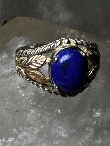 BLACK HILLS GOLD RING SIZE 5.75 BLUE LAPIS LEAVES STERLING SILVER BAND WOMEN GI: BLACK HILLS GOLD RING SIZE 5.75 BLUE LAPIS LEAVES STERLING SILVER BAND WOMEN GI Black Hills Gold ring size 5.75 blue lapis leaves sterling silver band women girls Size 5.75 Weight 2.5g Width. 1/2" Thi