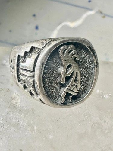 KOKOPELLI RING SOUTHWEST BAND SIZE 10.75 CROSS SOUTHWEST STERLING SILVER VINTAGE: KOKOPELLI RING SOUTHWEST BAND SIZE 10.75 CROSS SOUTHWEST STERLING SILVER VINTAGE Kokopelli ring southwest band size 10.75 Cross southwest sterling silver vintage men women Size 10.75 Weight 16.6g Leng