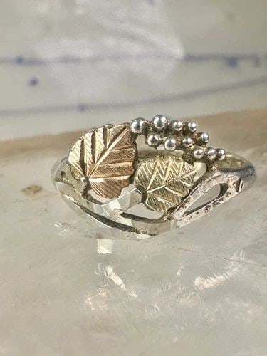 BLACK HILLS GOLD WEDDING RING LEAVES BAND SIZE 6.75 STERLING SILVER WOMEN GIRLS: BLACK HILLS GOLD WEDDING RING LEAVES BAND SIZE 6.75 STERLING SILVER WOMEN GIRLS Black Hills Gold wedding ring leaves band size 6.75 sterling silver women girls Size. 6.75 Weight 2.5g Width. 3/8" Thinn