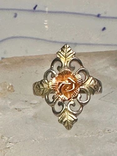 BLACK HILLS GOLD RING LEAVES ROSE BAND SIZE 7 STERLING SILVER WOMEN GIRLS: BLACK HILLS GOLD RING LEAVES ROSE BAND SIZE 7 STERLING SILVER WOMEN GIRLS Black Hills Gold ring leaves rose band size 7 sterling silver women girls Size 7 Detailed with 12K over sterling silver leaves