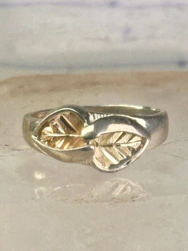 BLACK HILLS GOLD RING LEAVES BAND SIZE 10 STERLING SILVER WOMEN: BLACK HILLS GOLD RING LEAVES BAND SIZE 10 STERLING SILVER WOMEN Black Hills Gold ring leaves band size 10 sterling silver women men Size. 10 Weight 3.8g Width. 3/8" Thinnest part of band 1/8"