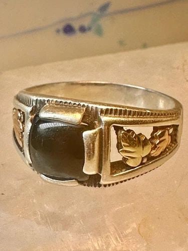 BLACK HILLS GOLD RING SIZE 9.25 ONYX LEAVES BAND WOMEN MEN: BLACK HILLS GOLD RING SIZE 9.25 ONYX LEAVES BAND WOMEN MEN Black Hills Gold ring size 9.25 onyx sterling silver leaves band women men Detailed with 12K over the sterling silver leaves Size 9.25 Weight
