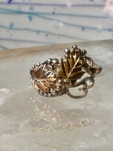 BLACK HILLS GOLD RING SIZE 5 LEAVES BAND STERLING SILVER WOMEN: BLACK HILLS GOLD RING SIZE 5 LEAVES BAND STERLING SILVER WOMEN Black Hills Gold ring size 5 leaves band sterling silver women Size 5 Weight 2.5g Width. 1/2" Thinnest part of band 1/8"