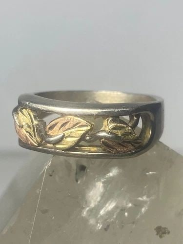 BLACK HILLS GOLD RING LEAF BAND STERLING SILVER WOMEN MEN: BLACK HILLS GOLD RING LEAF BAND STERLING SILVER WOMEN MEN Black Hills Gold ring leaf band sterling silver women men Size 11.25 Weight 8g Width 1/4" Thinnest part of band. 3/16"