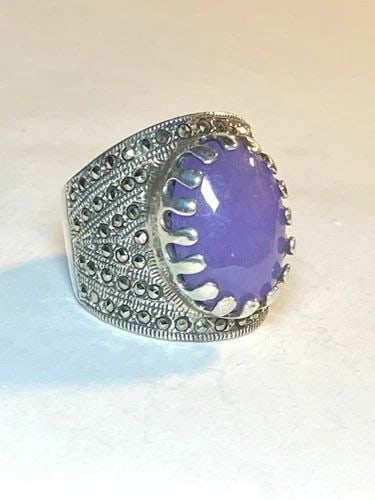 LAVENDER RING MARCASITE CIGAR BAND CHUNKY STERLING SILVER WOMEN GIRLS: LAVENDER RING MARCASITE CIGAR BAND CHUNKY STERLING SILVER WOMEN GIRLS Lavender ring marcasite cigar band chunky sterling silver women girls Size 8 Weight 16g Widest part of band 1" Thinnest part of ba