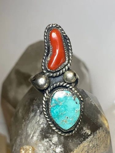TURQUOISE RING CORAL SIZE 5 NAVAJO FEATHERS STERLING SILVER WOMEN: TURQUOISE RING CORAL SIZE 5 NAVAJO FEATHERS STERLING SILVER WOMEN Turquoise ring coral size 5 Navajo sterling silver women Size 5 Weight 7.5g Length 1. 5/8" Width. 5/8" Thinnest part 1/8"