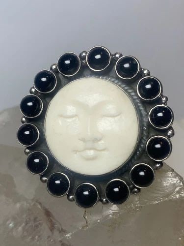 LARGE FACE RING SIZE 6 ONYX ? STERLING SILVER WOMEN GIRLS: LARGE FACE RING SIZE 6 ONYX ? STERLING SILVER WOMEN GIRLS Large face ring size 8.25 onyx ? sterling silver women girls Size 8.25 Between a size 8.25 and a size 8.50 Weight 23.7g Length 1 1/2" Width. 1