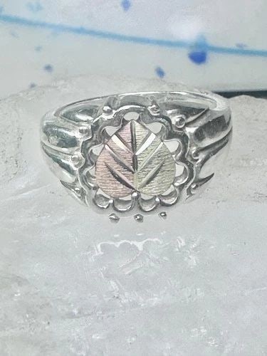 BLACK HILLS GOLD RING LEAF BAND SIZE 7.75 STERLING SILVER WOMEN MEN: BLACK HILLS GOLD RING LEAF BAND SIZE 7.75 STERLING SILVER WOMEN MEN Black Hills Gold Ring leaf band size 7.75 sterling silver women men 12K over sterling in the leaf Size 7.75 Weight. 5.7g Width. 1/2"