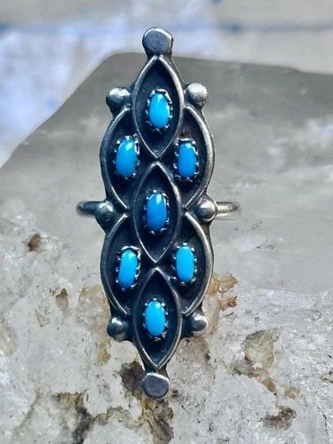 ZUNI RING LONG TURQUOISE SIZE 7 STERLING SILVER PETITE POINTE WOMEN: ZUNI RING LONG TURQUOISE SIZE 7 STERLING SILVER PETITE POINTE WOMEN Zuni Ring long Turquoise size 7 sterling silver petite pointe women Size 7 Weight 4.8g Length 1 5/8" Width 1/2" Thinnest part of ban
