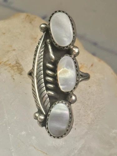 MOTHER OF PEARL RING NAVAJO FEATHER LONG 3 STONE SIZE 6 STERLING SILVER WOMEN: MOTHER OF PEARL RING NAVAJO FEATHER LONG 3 STONE SIZE 6 STERLING SILVER WOMEN Mother of pearl ring Navajo feather long 3 stone size 6 sterling silver women m Size 6 Weight. 6g Length 1 1/2" Width 1/2"