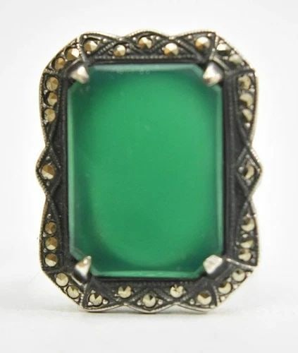 JADE RING ART DECO STERLING SILVER GIRLS WOMEN PINKY SIZE 5.75: JADE RING ART DECO STERLING SILVER GIRLS WOMEN PINKY SIZE 5.75 Green stone ring Art Deco sterling silver girls women pinky Size 5.75 Weight 6.5g Widest part of band 7/8" Thinnest part of band 1/8" Del