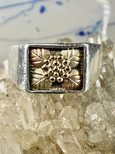 BLACK HILLS GOLD RING LEAVES STERLING SILVER SIZE 8.75 WOMEN MEN: BLACK HILLS GOLD RING LEAVES STERLING SILVER SIZE 8.75 WOMEN MEN Black Hills Gold ring leaves sterling silver size 8.75 women men Size 8.75 Between a size 8.75 and a size 9 Weight 5.8g Length. 3/8" Wi